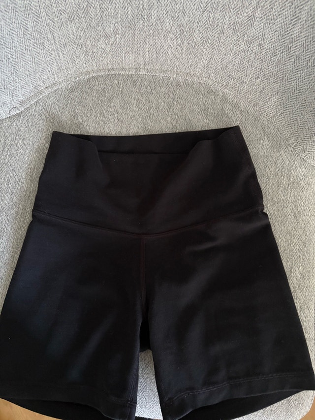 Aritzia biker shorts
