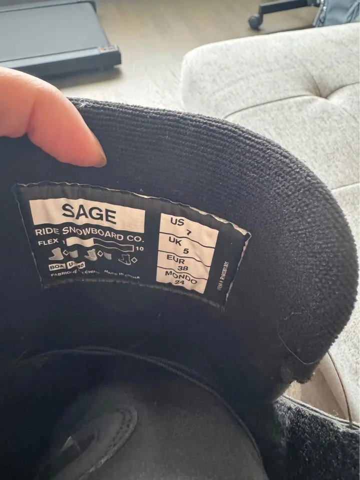 Ride Women’s Snowboard Boots Size 7 (Broken laces but repairable image indicator(3)