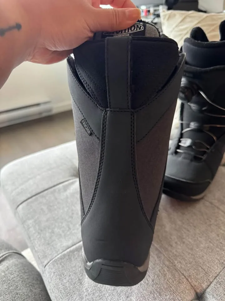 Ride Women’s Snowboard Boots Size 7 (Broken laces but repairable image indicator(5)