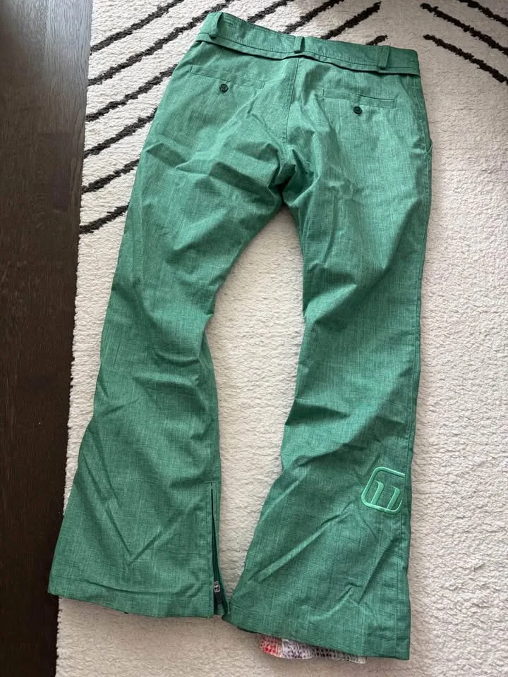 Women’s snow pants. Eleven brand. Size small. image indicator(5)