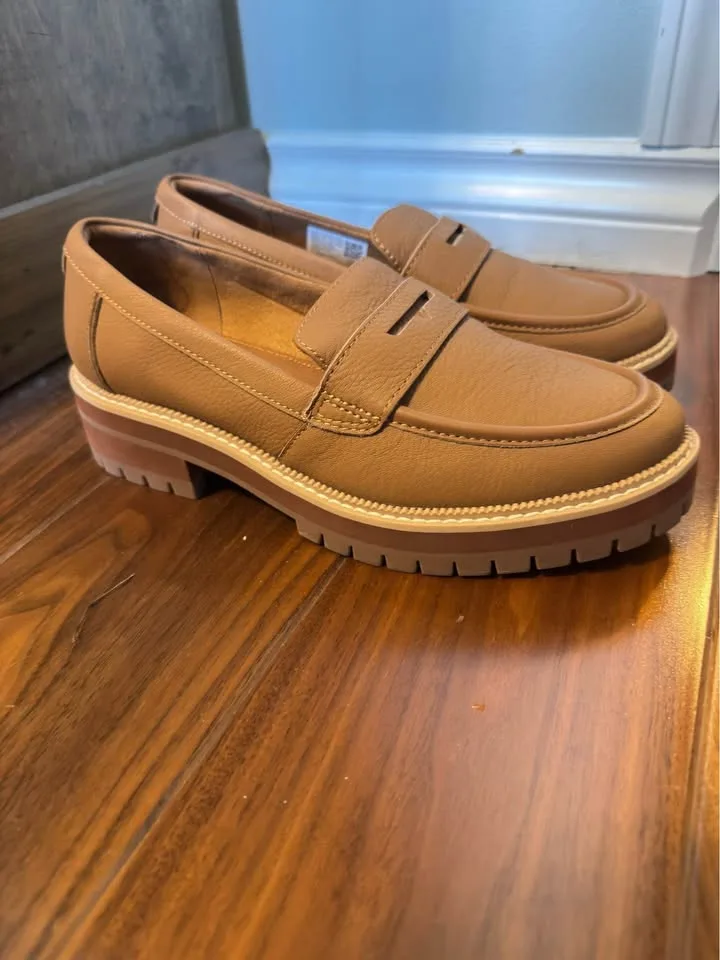 Like NEW TOMS Cara Loafers image indicator(2)