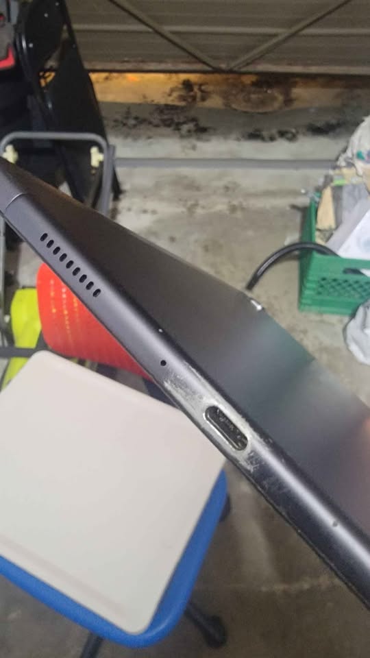 Samsung galaxy A7 64gb (needs new charger port) - photo 3