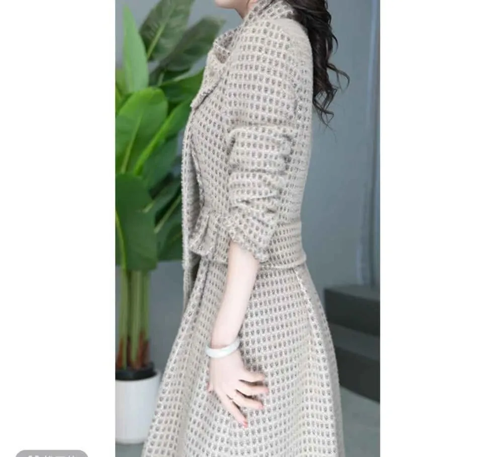 Fall/Winter Collection Almond White Sophistication image indicator(2)