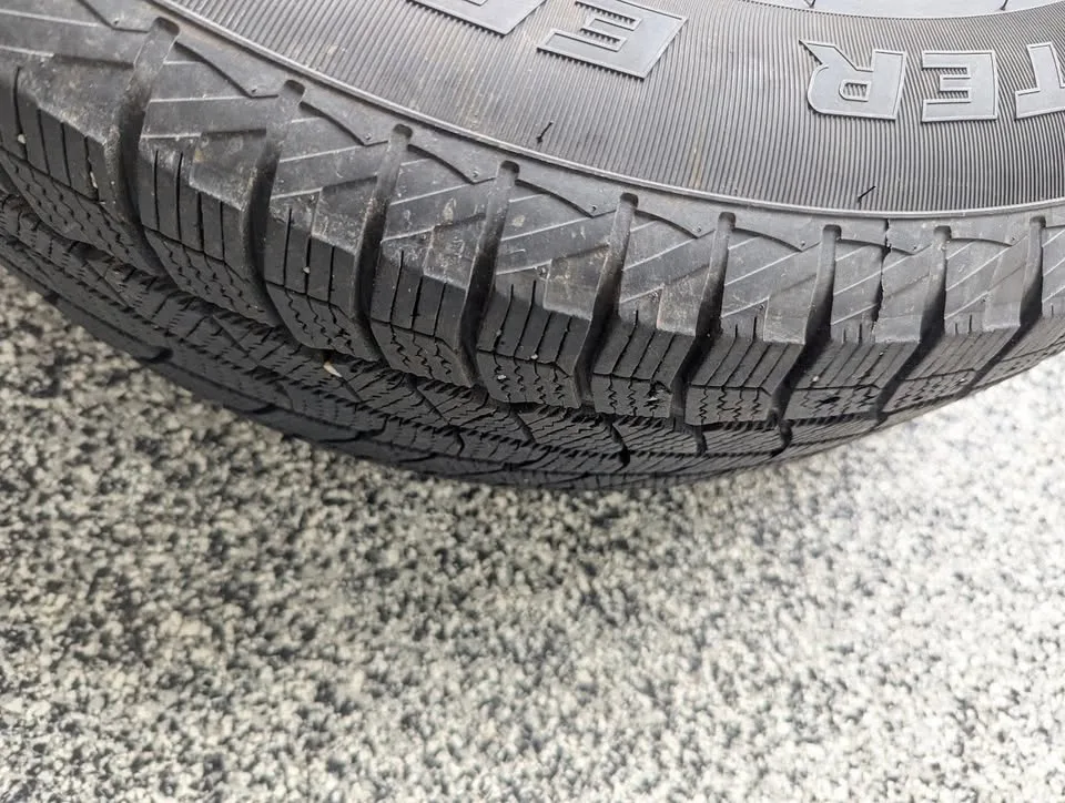 Motomaster Snow Winter Tires + Steels for sale image indicator(5)