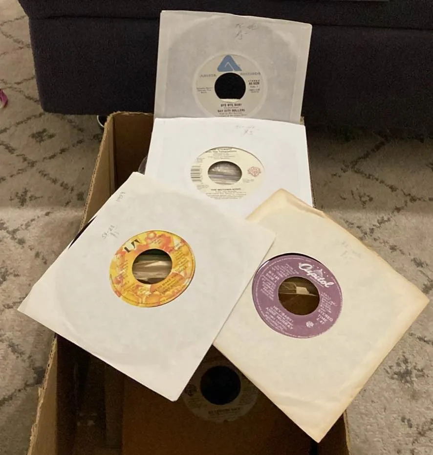 150 45s With Sleeves / Big Names / Clean Vinyl image indicator(2)