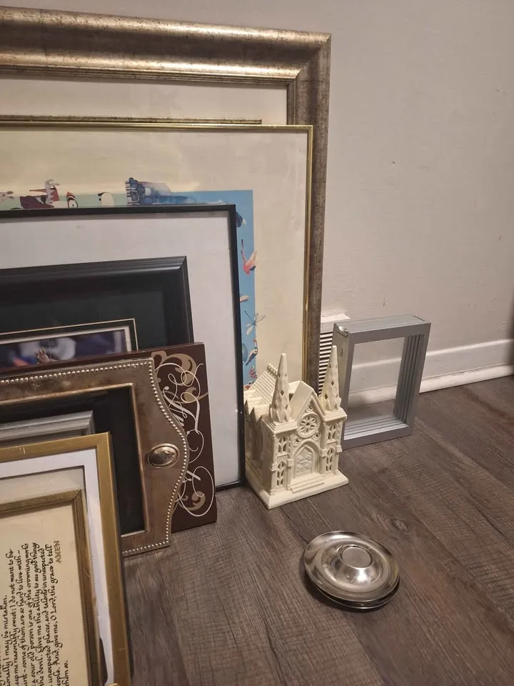 Assorted frames and decors image indicator(2)