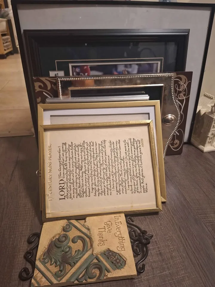 Assorted frames and decors image indicator(3)