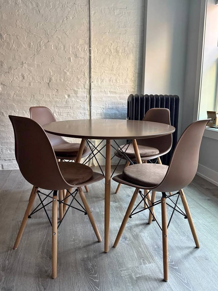 Modern Round 5-Piece Dining Set - 4 Chairs & Table - Great Condi