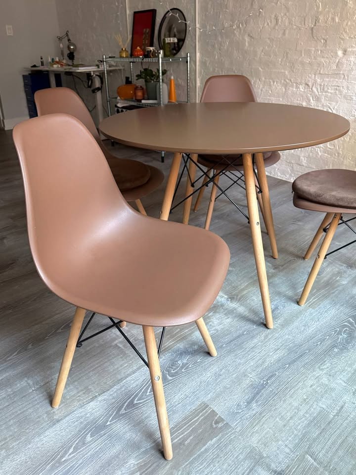 Modern Round 5-Piece Dining Set - 4 Chairs & Table - Great Condi - photo 5