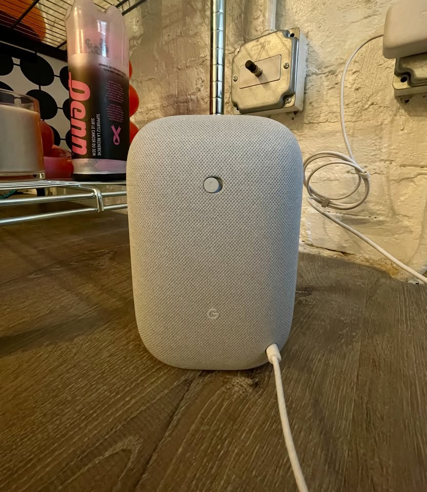 Google Nest Audio (Chalk) - Like New - photo 3