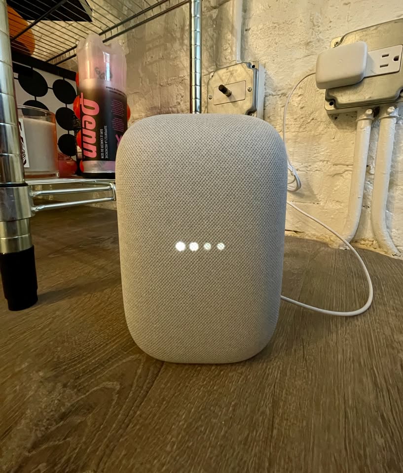 Google Nest Audio (Chalk) - Like New - photo 4
