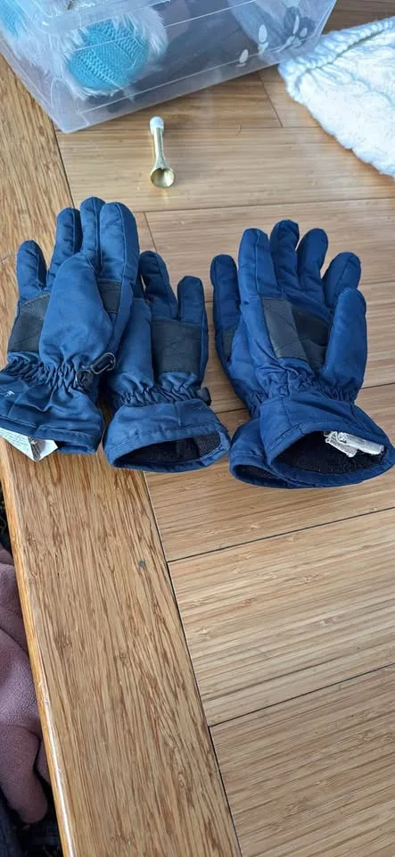 Mountain warehouse kids Snow gloves- small and medium. Please re