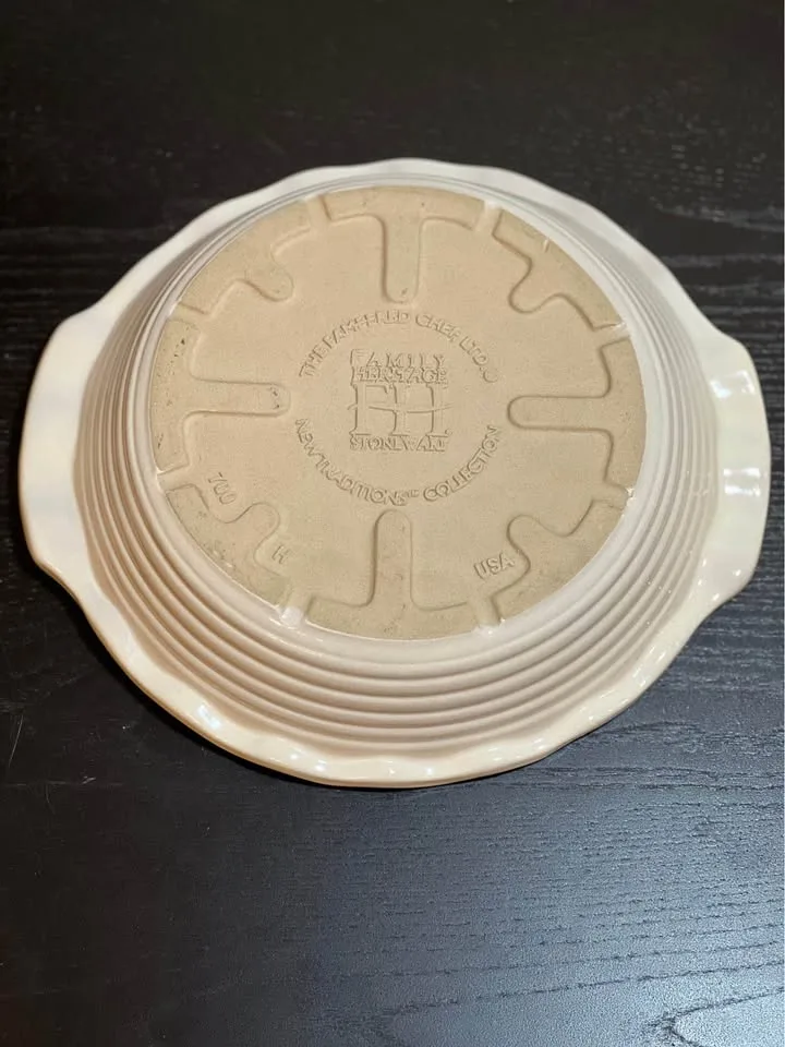 Pampered Chef Pie Plate - New Traditions Collection 9” image indicator(4)