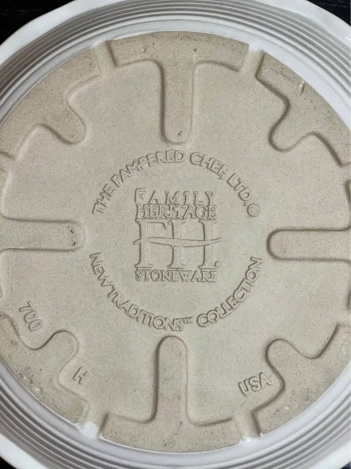 Pampered Chef Pie Plate - New Traditions Collection 9” image indicator(5)