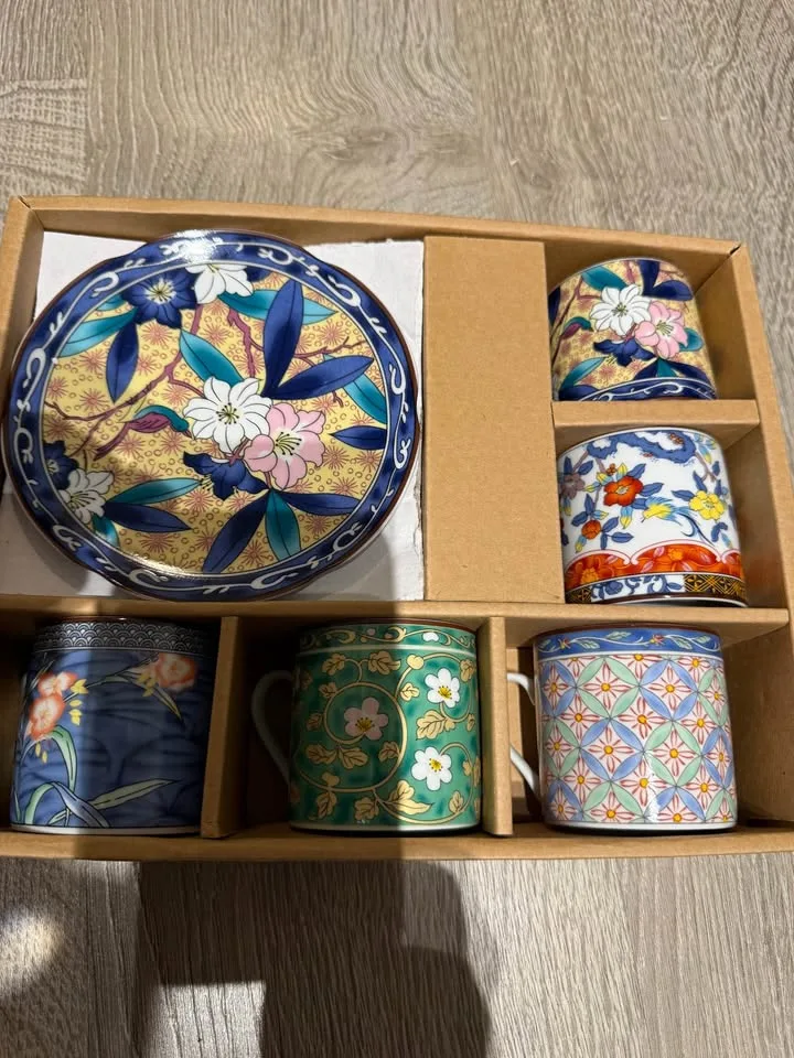 Japanese Porcelain Handcrafted in Japan image indicator(2)