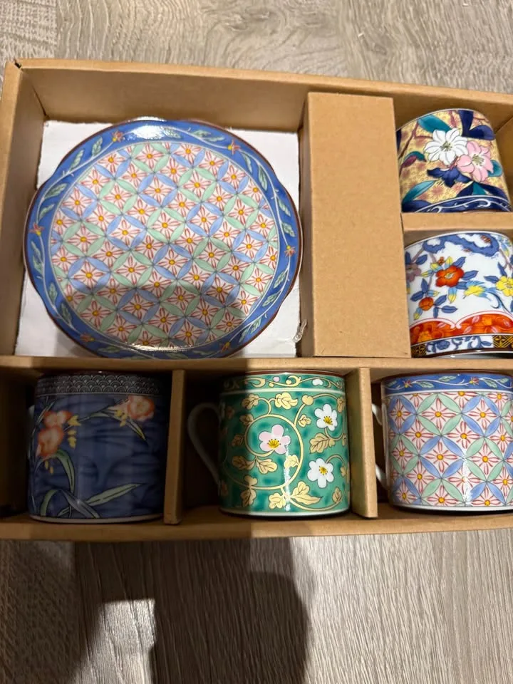 Japanese Porcelain Handcrafted in Japan image indicator(3)