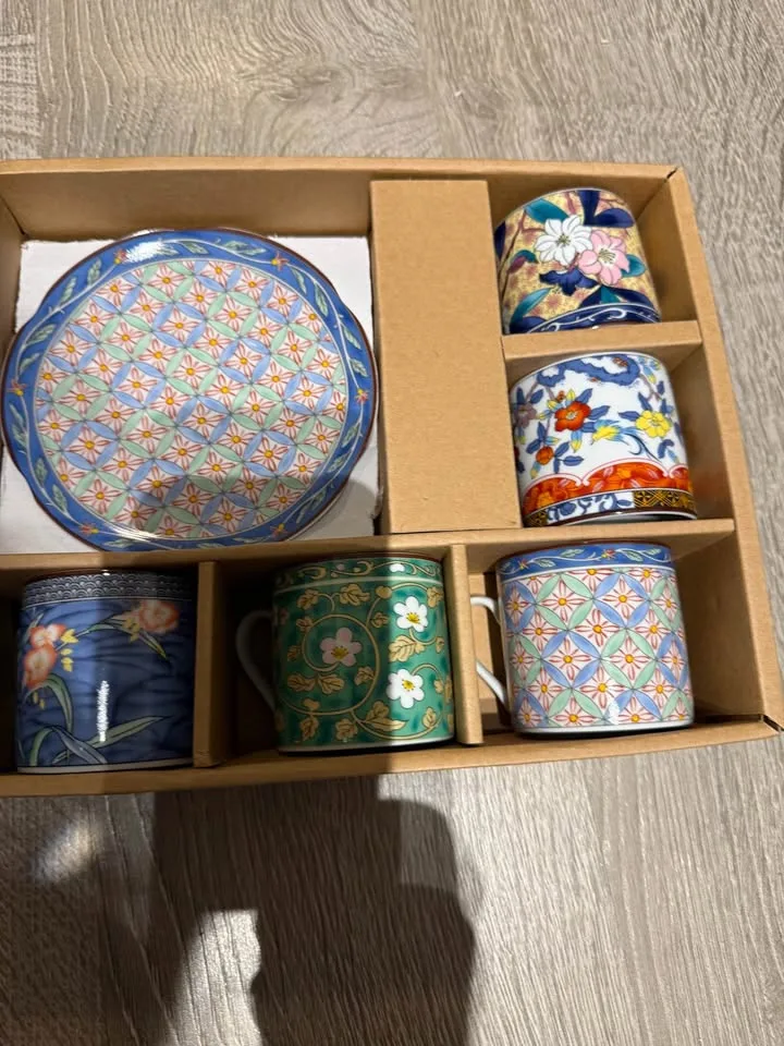 Japanese Porcelain Handcrafted in Japan image indicator(4)