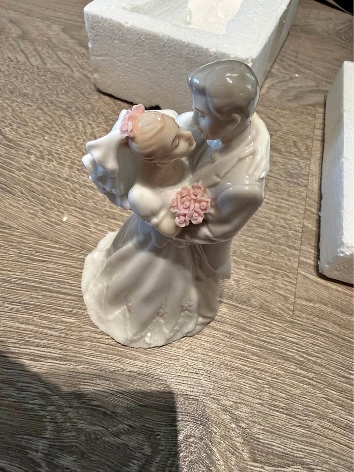 The Valencia Collection Roman Inc. Porcelain Bride & Groom Figur