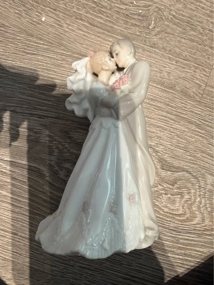 The Valencia Collection Roman Inc. Porcelain Bride & Groom Figur image indicator(2)