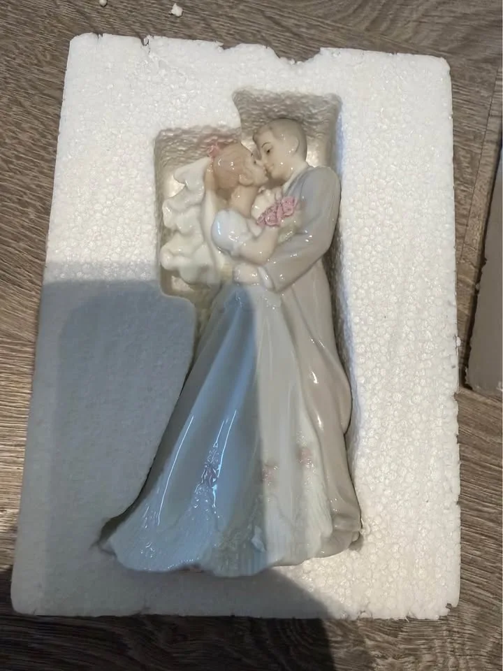 The Valencia Collection Roman Inc. Porcelain Bride & Groom Figur image indicator(5)