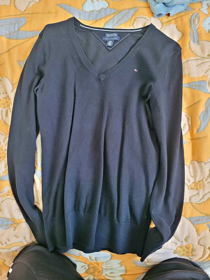 Tommy Hilfiger women's V-neck sweater