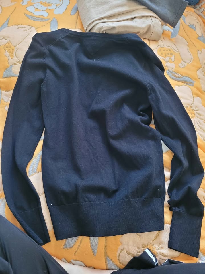 Tommy Hilfiger women's V-neck sweater - photo 2