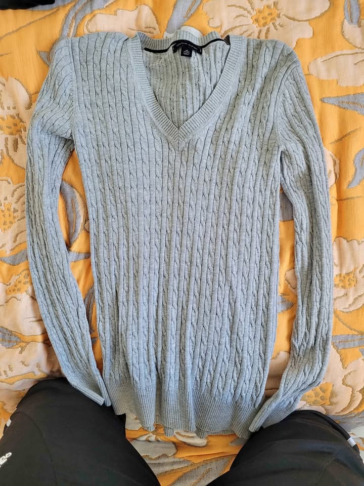 Tommy Hilfiger women's V-neck sweater