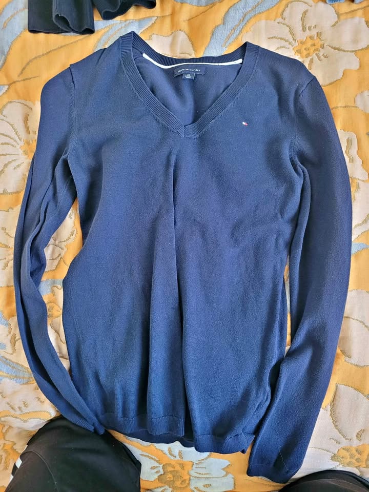 Tommy Hilfiger women's V-neck sweater