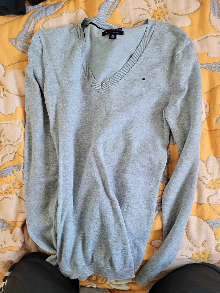 Tommy Hilfiger women's V-neck sweater