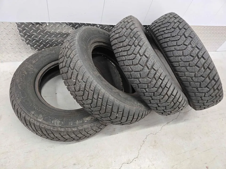 Goodyear Ultra Grip Winter Tires- 185/75R14 image indicator(7)