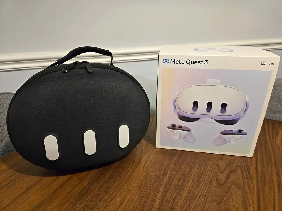 Meta Quest 3, 128GB (Like New) Carrying Case & Box thumbnail