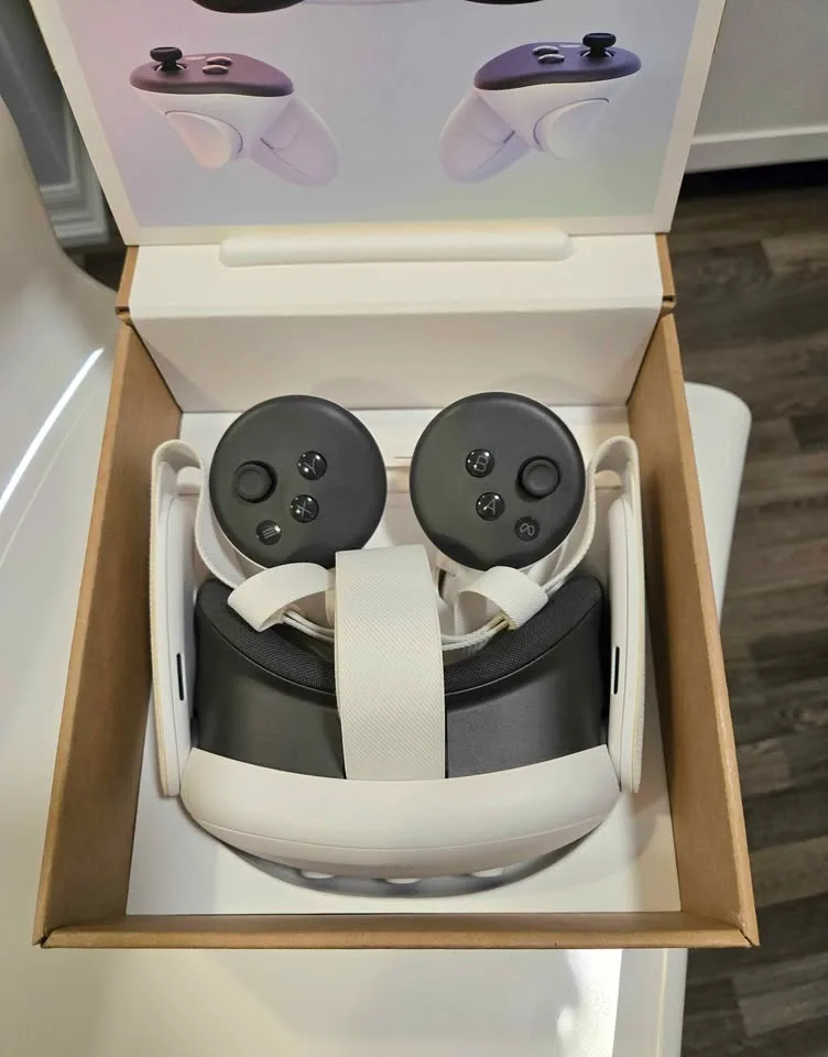 Meta Quest 3, 128GB (Like New) Carrying Case & Box image indicator(2)