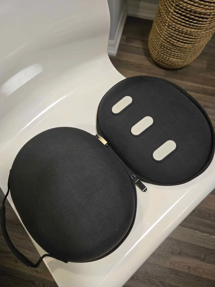 Meta Quest 3, 128GB (Like New) Carrying Case & Box image indicator(5)