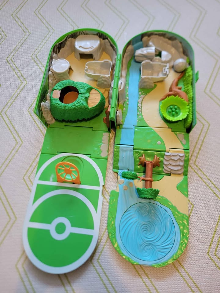 Pokémon Carry Case Playset backpack, figurines NOT included - photo 5