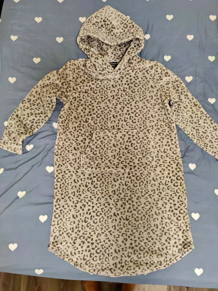 Fleecy hooded Sleepwear image indicator(2)