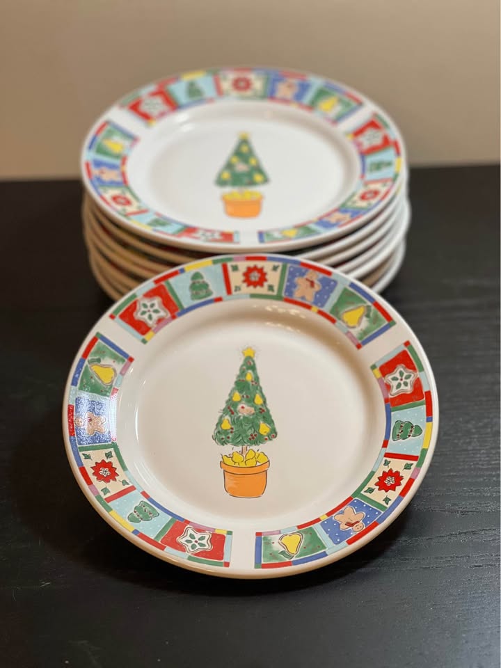 Set of 8 KIC Alecia Keen Christmas Plates - photo 2