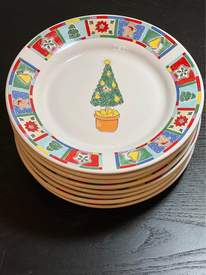 Set of 8 KIC Alecia Keen Christmas Plates - photo 3