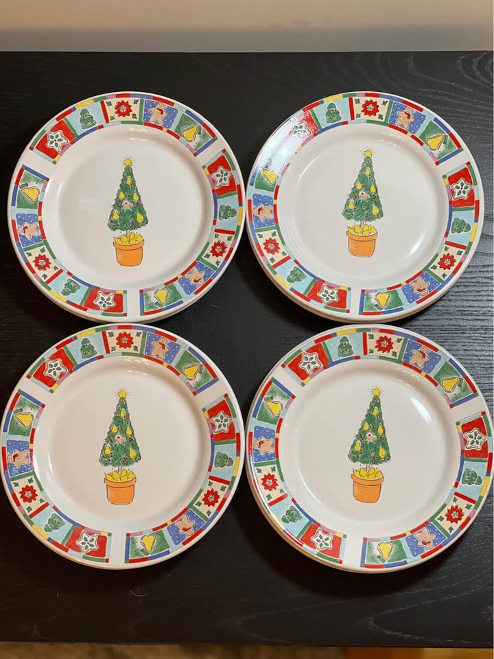 Set of 8 KIC Alecia Keen Christmas Plates - photo 4