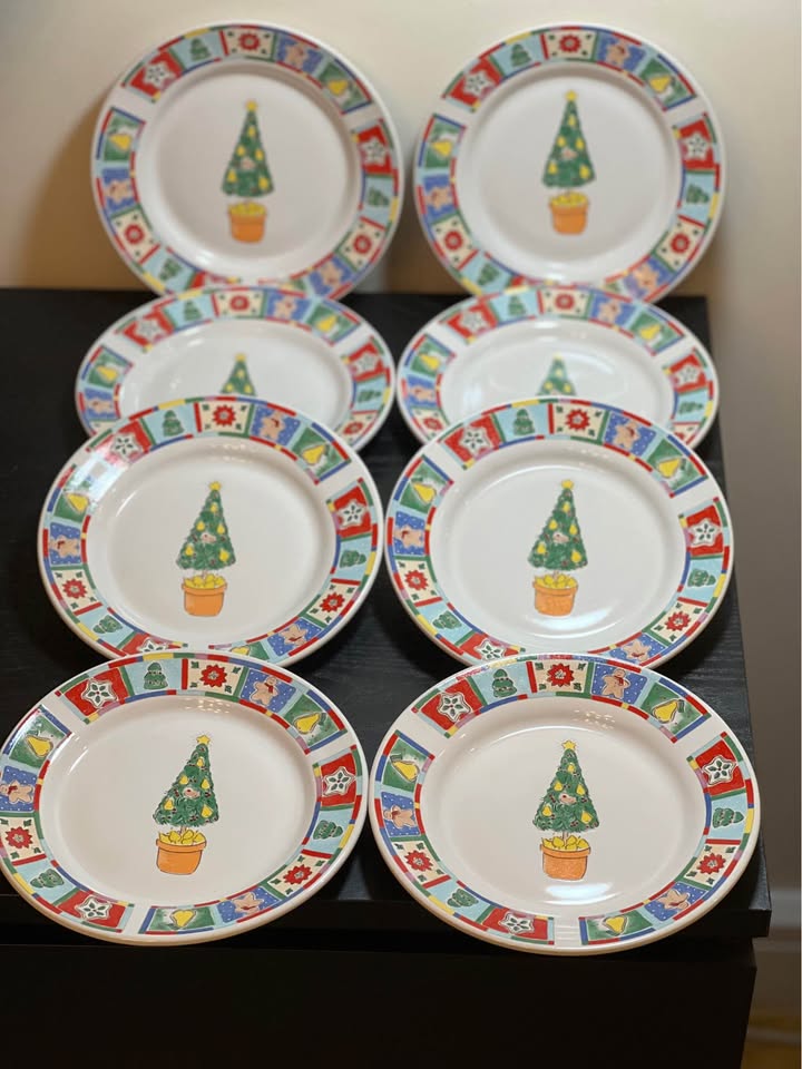 Set of 8 KIC Alecia Keen Christmas Plates - photo 5