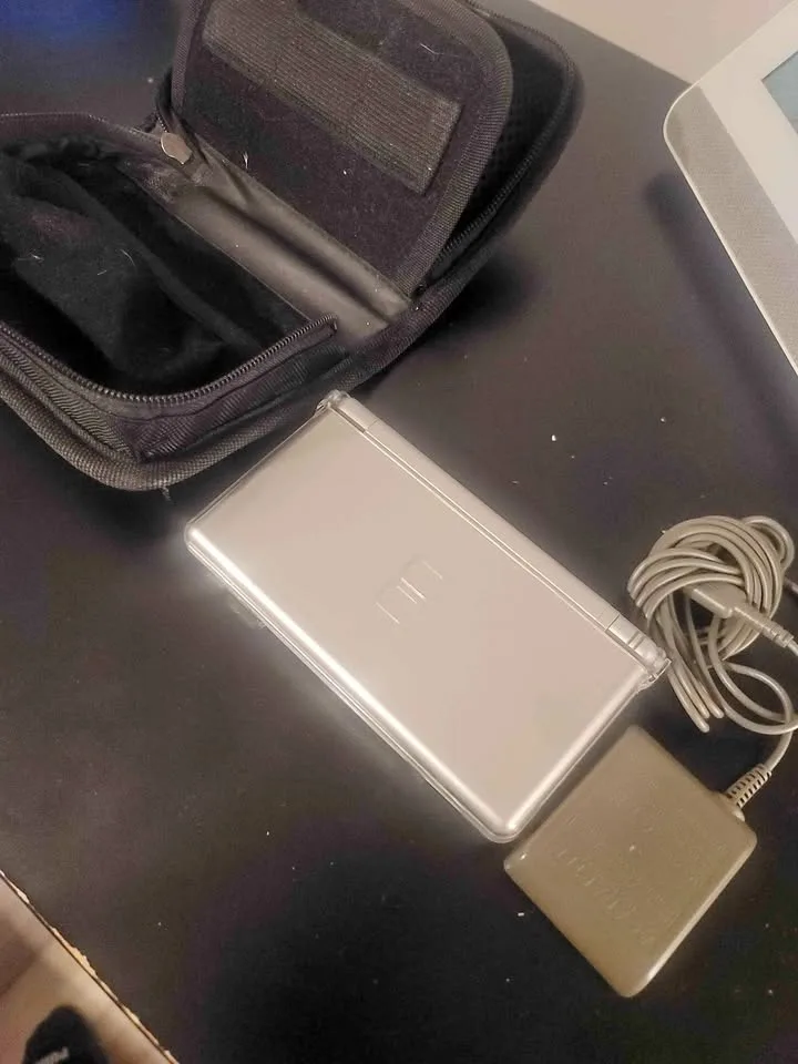 Nintendo DS lite with r4 flash card