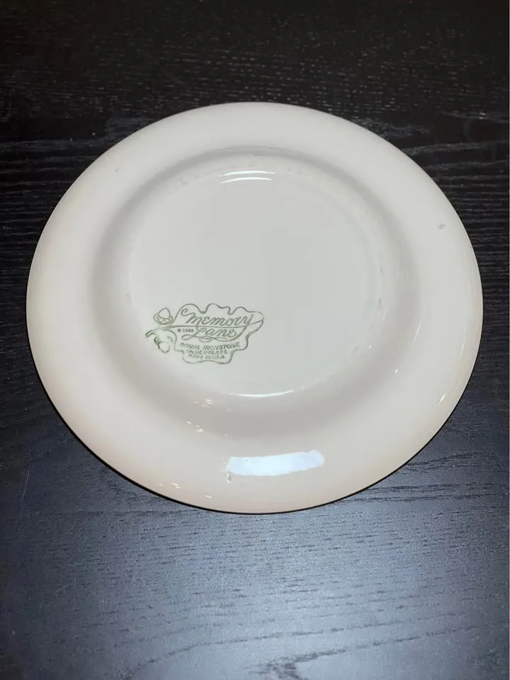 Royal China "Memory Lane" dinner plate image indicator(3)