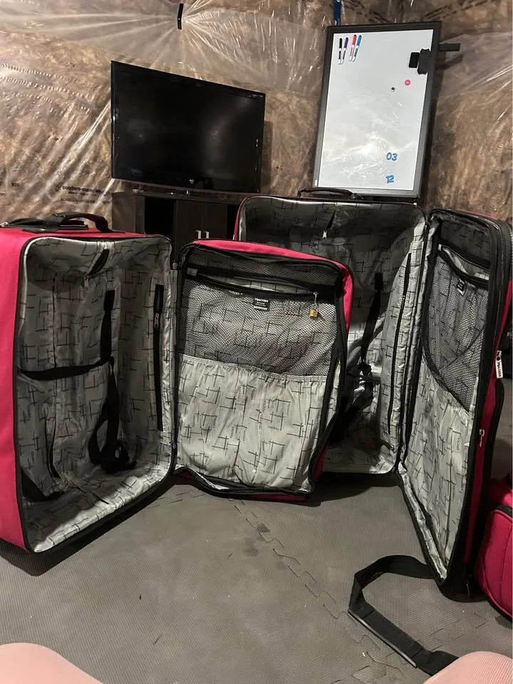 Tracker Suitcase Set image indicator(2)