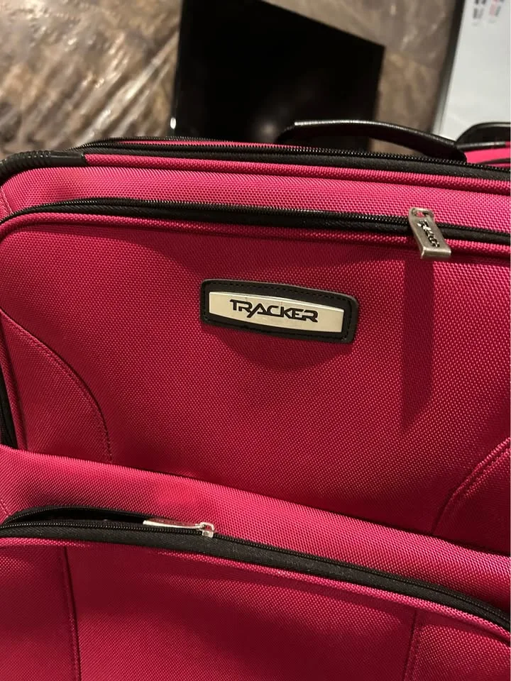 Tracker Suitcase Set image indicator(3)