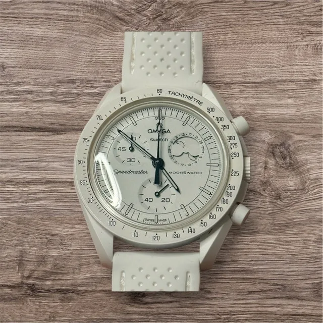 Omega x Swatch Moonwatch Snoopy image indicator(3)