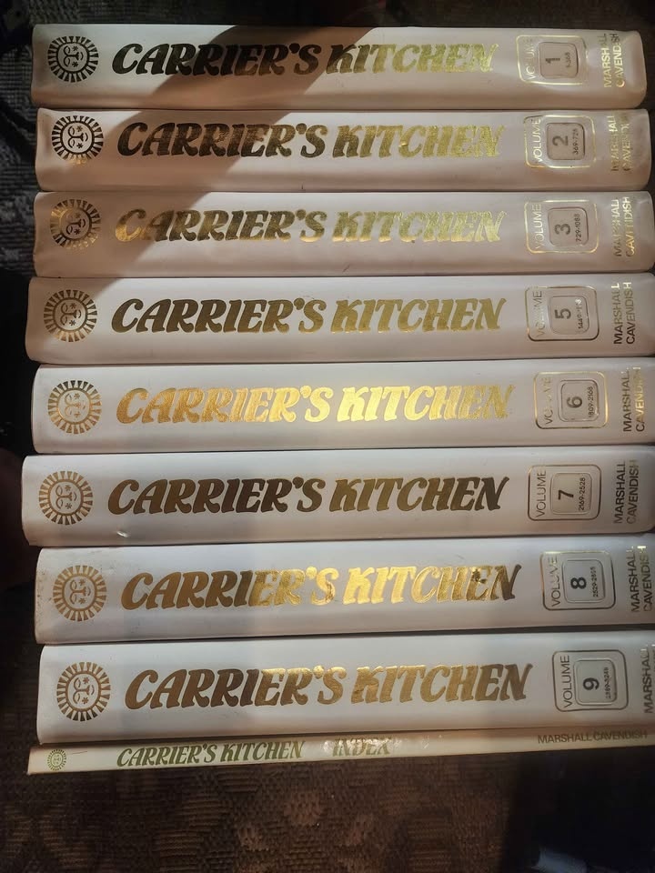 *80s Chef Robert Carriers Kitchen and Bar Binders. - photo 2