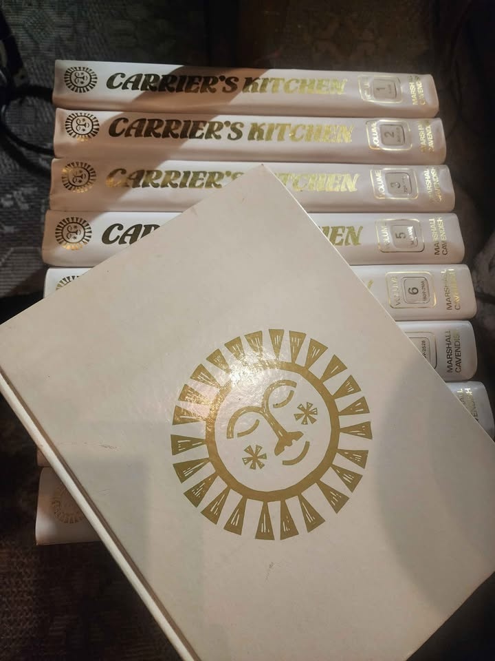 *80s Chef Robert Carriers Kitchen and Bar Binders. - photo 4