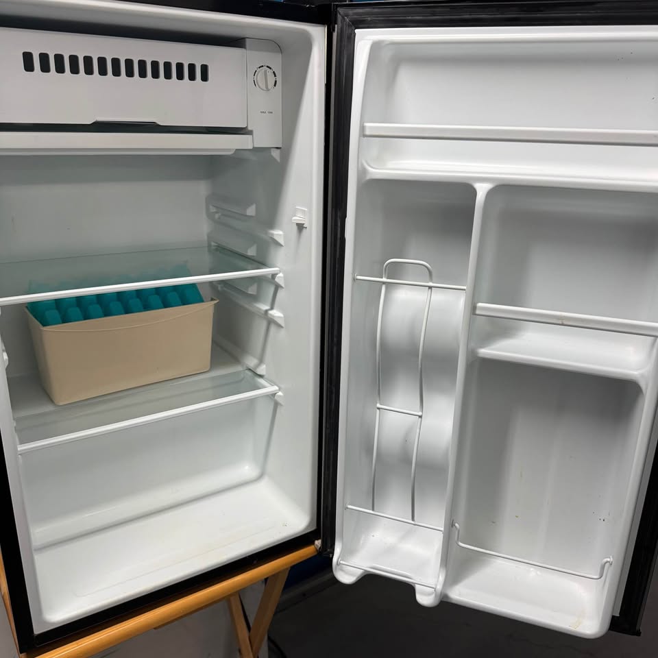 Frigidaire Compact Refrigerator - photo 4