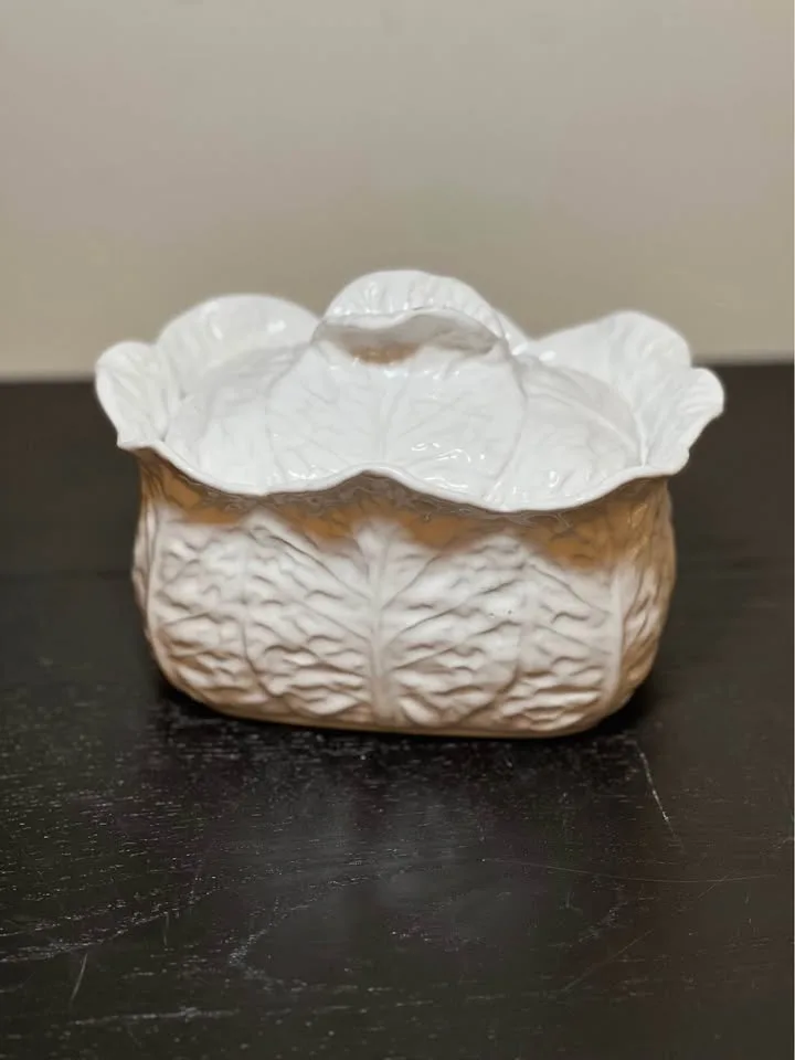 Embossed Cabbage Leaf White Covered Square Bowl image indicator(2)