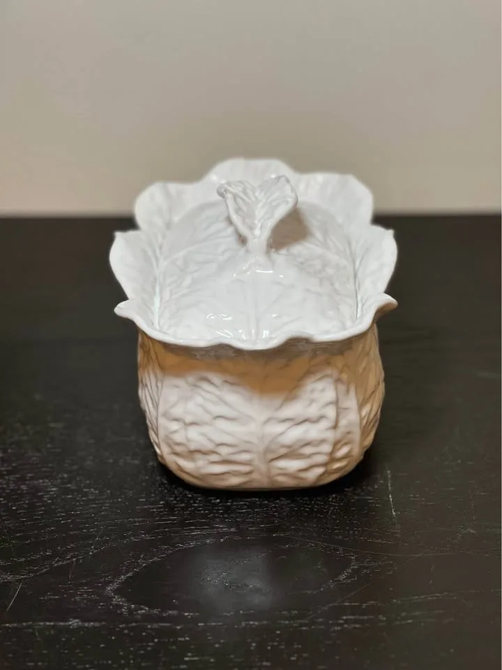 Embossed Cabbage Leaf White Covered Square Bowl image indicator(3)