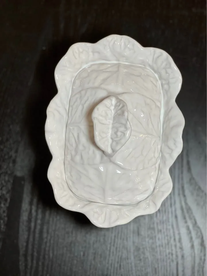 Embossed Cabbage Leaf White Covered Square Bowl image indicator(4)
